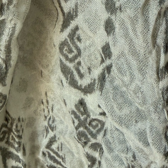 NWT Chico's Patterned Scarf/Wrap Approx 20x72 Off White & Gray - Picture 3 of 7